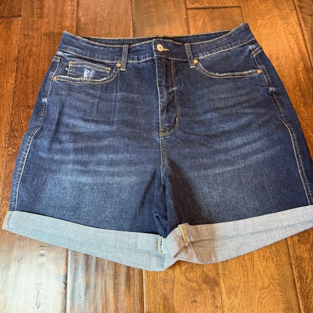 Judy Blue High Rise Tummy Control Cool Denim Cuffed Shorts size 1XL